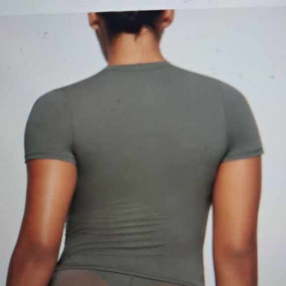 SMALL   SKIMS FITS EVERYBODY T SHIRT - Picture 2 of 6